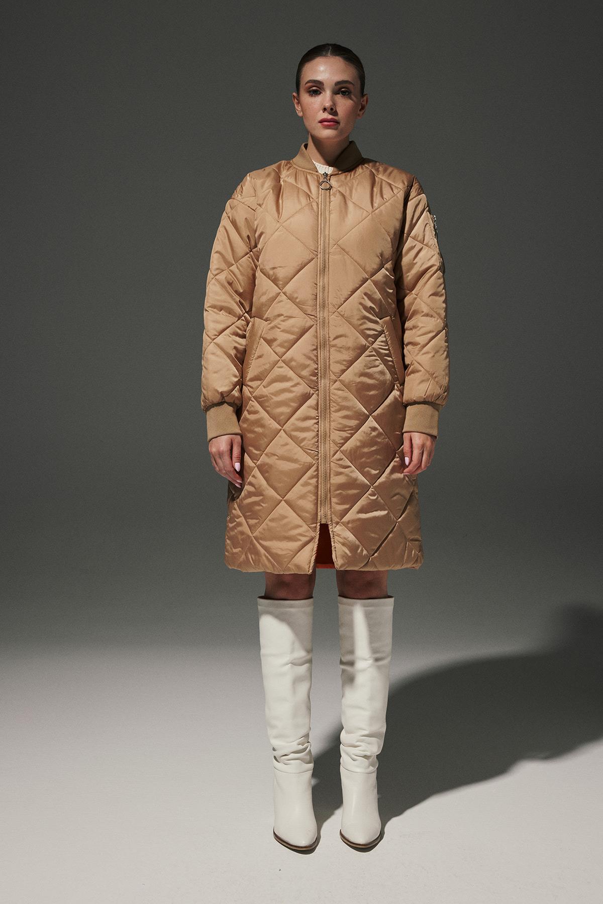 Polyester Kumaş Baklava Dilim Desen Kol Fermuar Detay Kapitone Uzun Kadın Mont Camel