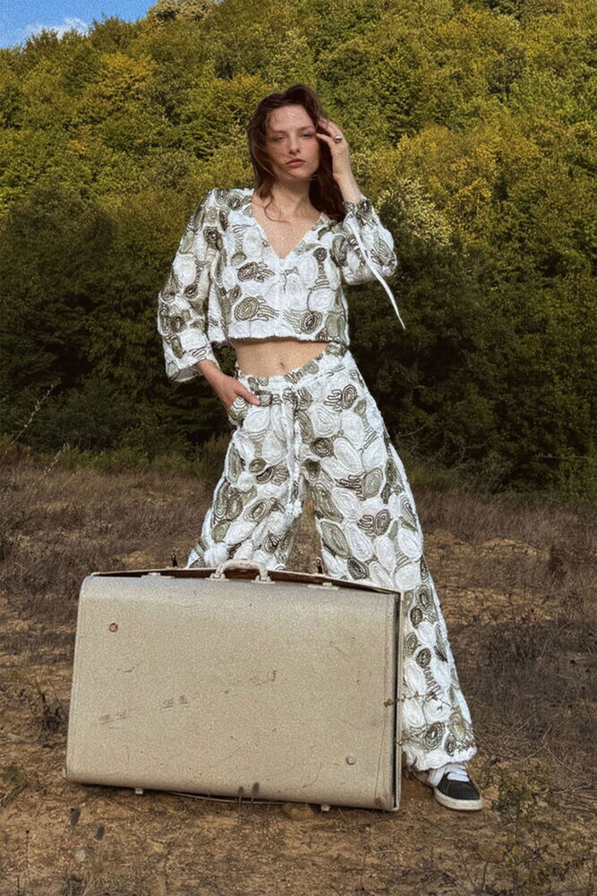 Beyaz Çiçekli Düğmeli Crop Gömlek