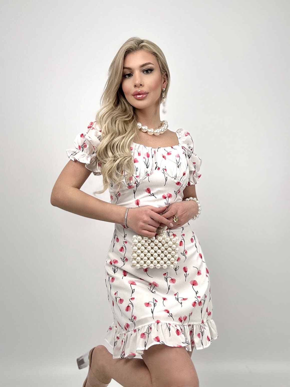 Beyaz Çiçekli Fit & Düz Elbise İle Fırfırlı Kollar