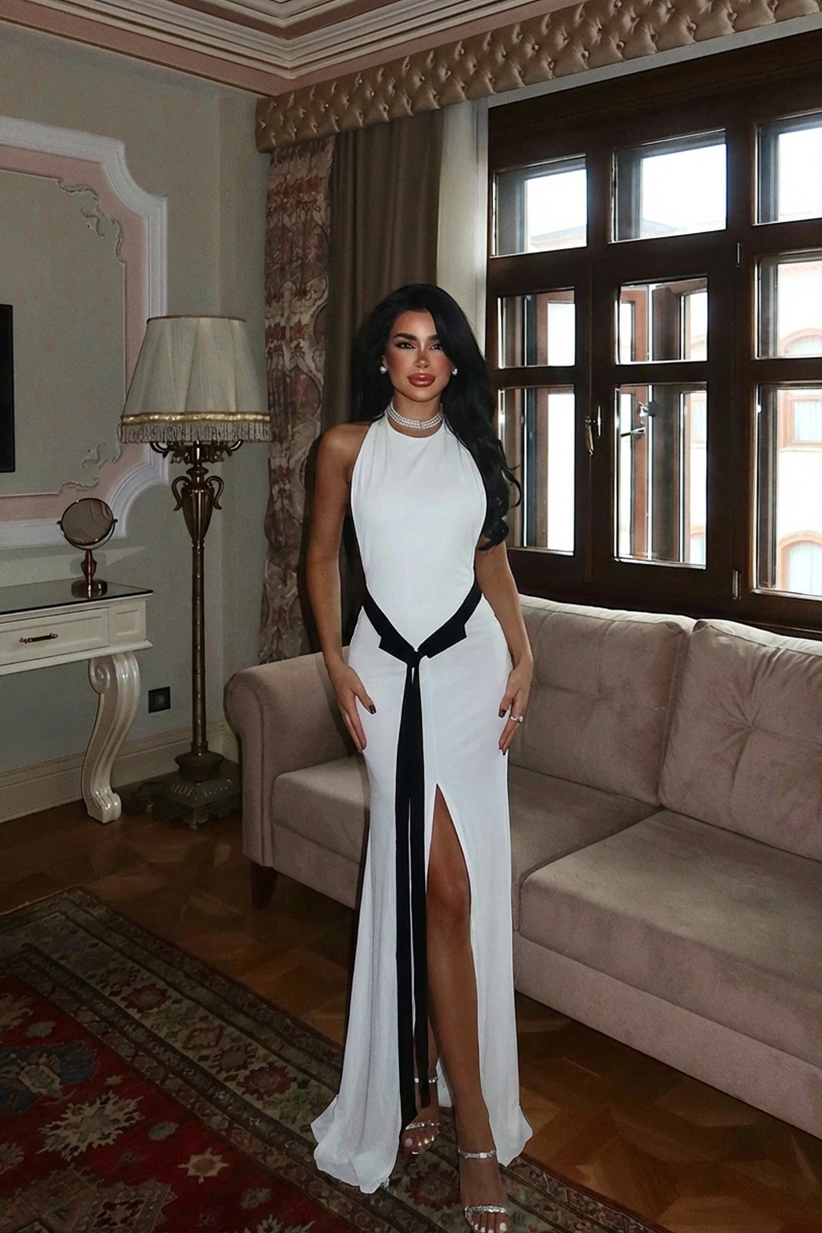 Beyaz Zarif Yer Hizasında Slip Elbise