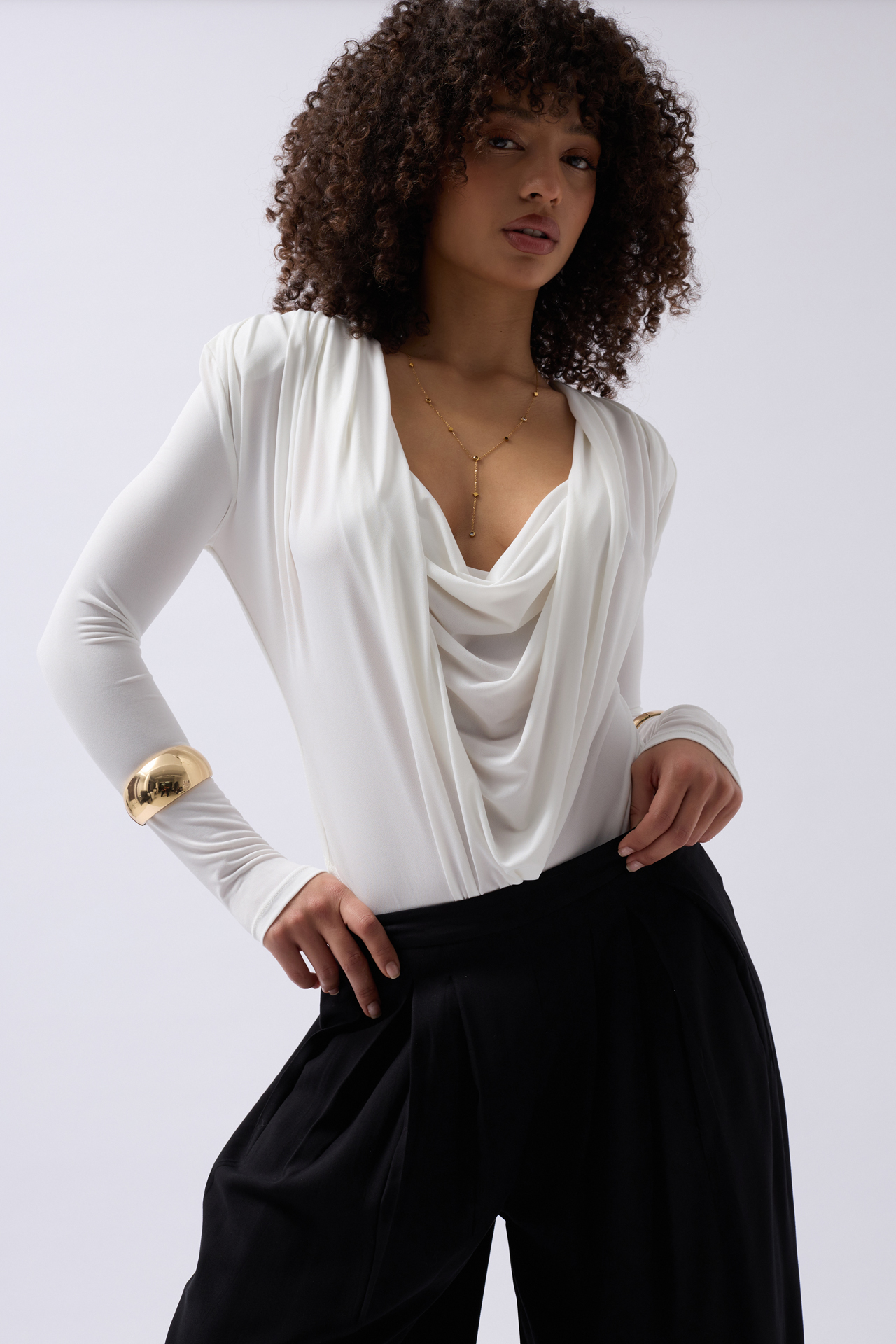Vatkalı Degaje Yaka Bodysuit - Beyaz