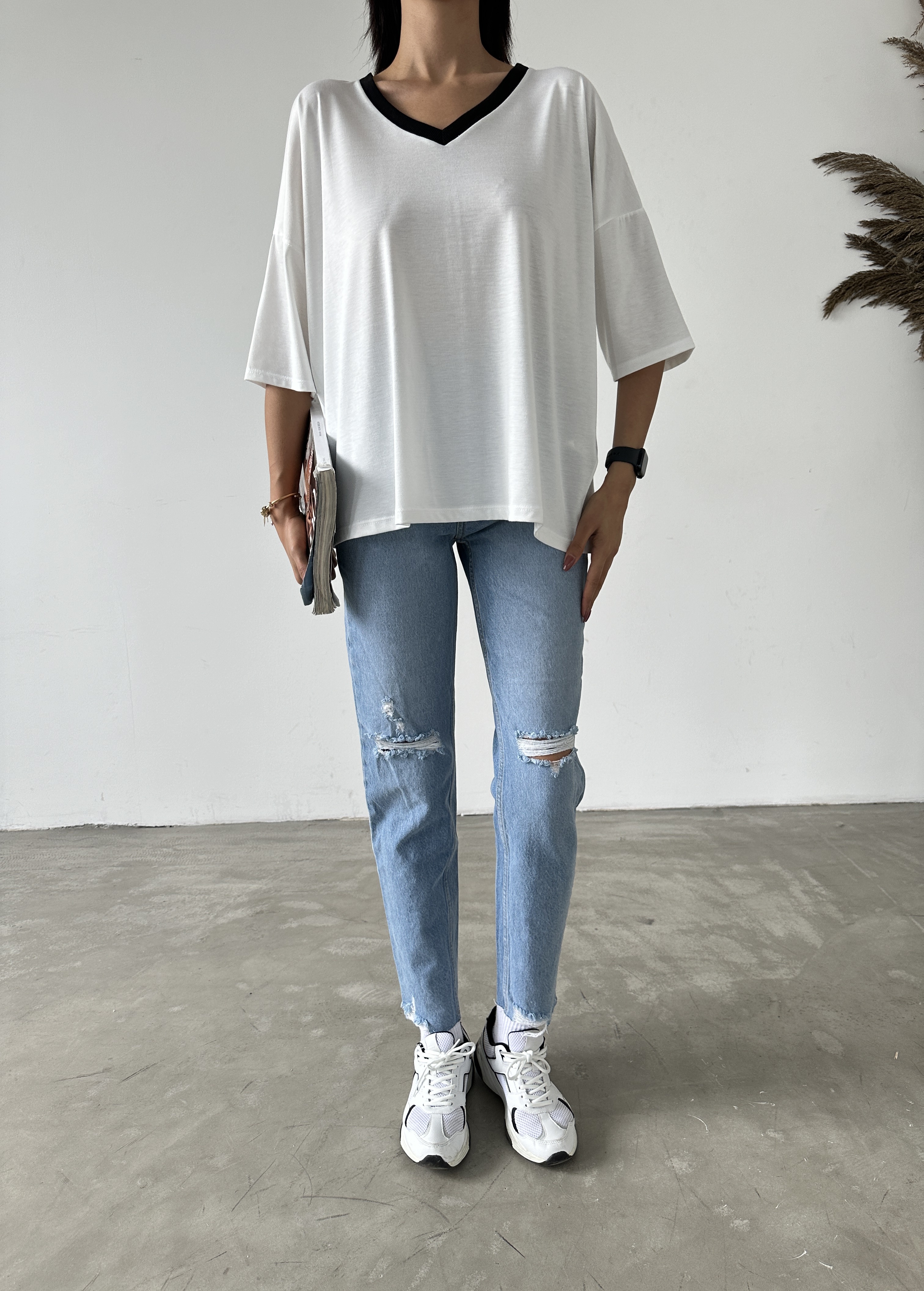 Yakası Renkli V Yaka Basic T-shirt