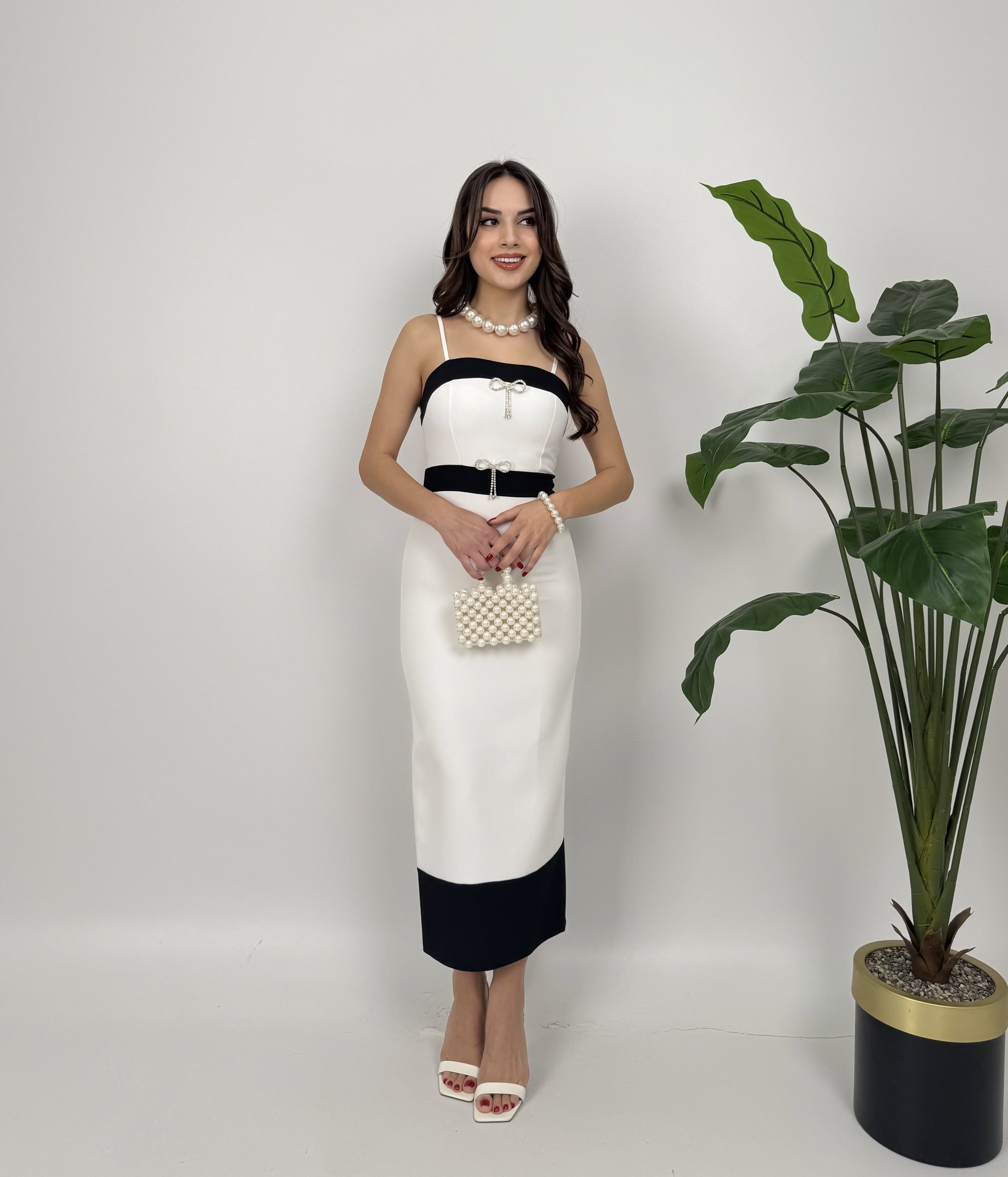 Beyaz Zarif Kolsuz Bodycon Midi Elbise
