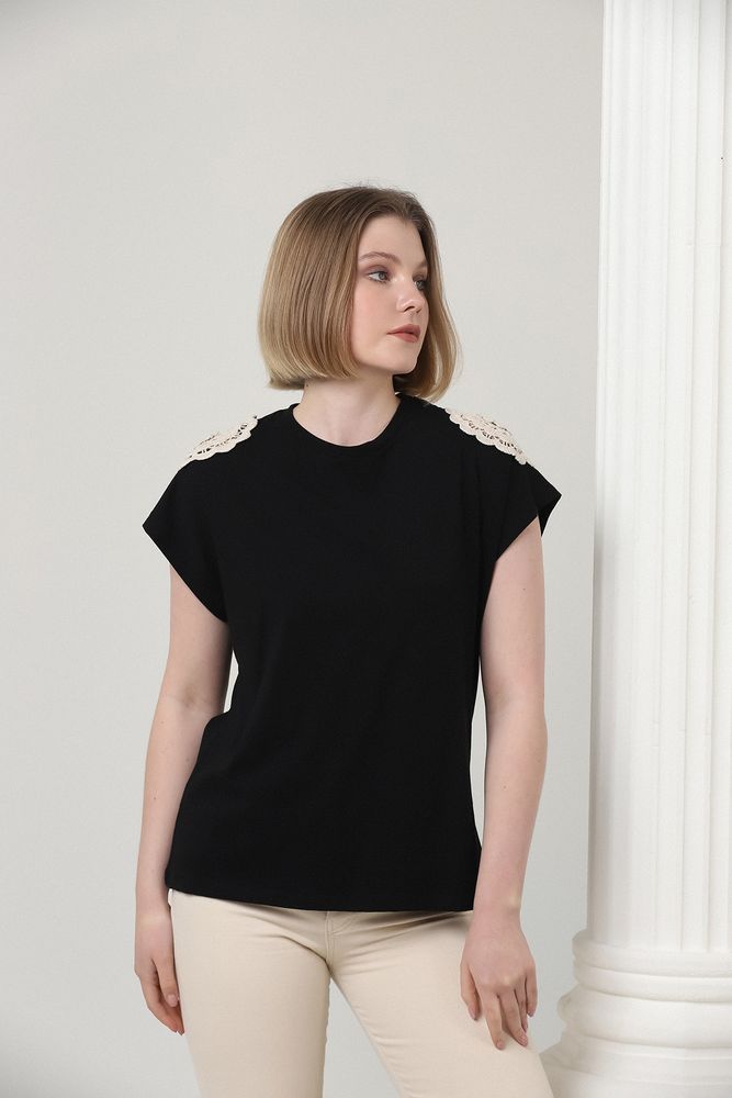 Siyah Omuzu Dantelli T-shirt