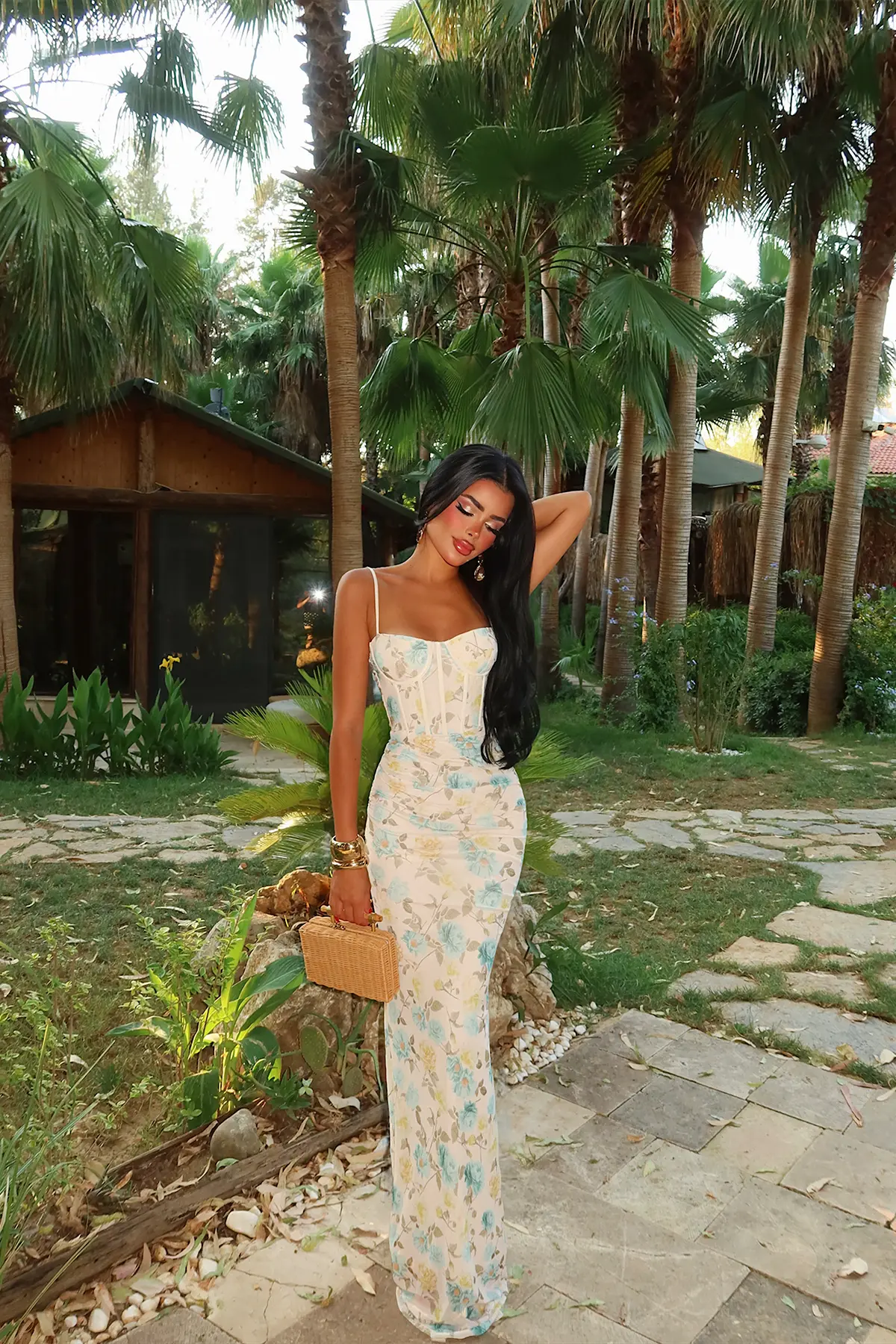 Ekru Bodycon Elbise Kalp Yaka Ve Çiçekli Desen İle