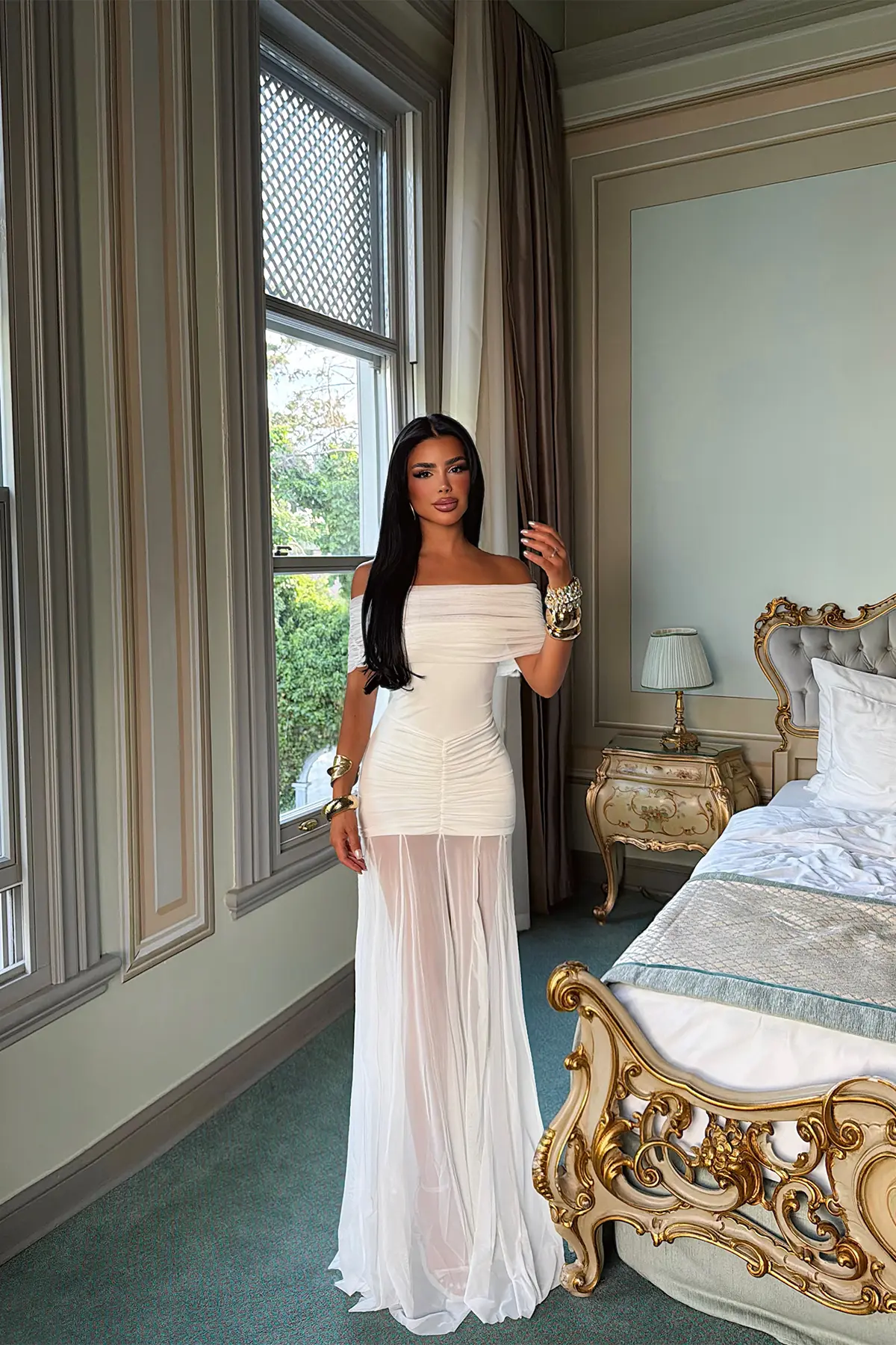 Beyaz Bodycon Elbise Omzu Açık Yaka Ve Yer Hizasında Uzunluk