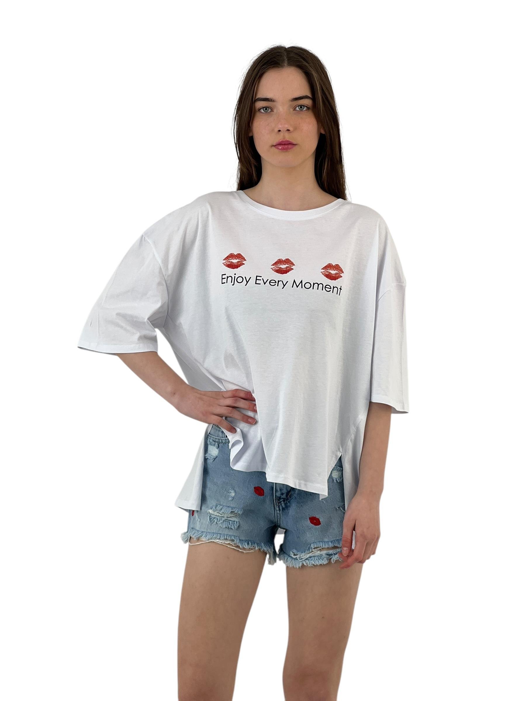 Every Moment" Dudak Baskılı Beyaz Oversize Tişört