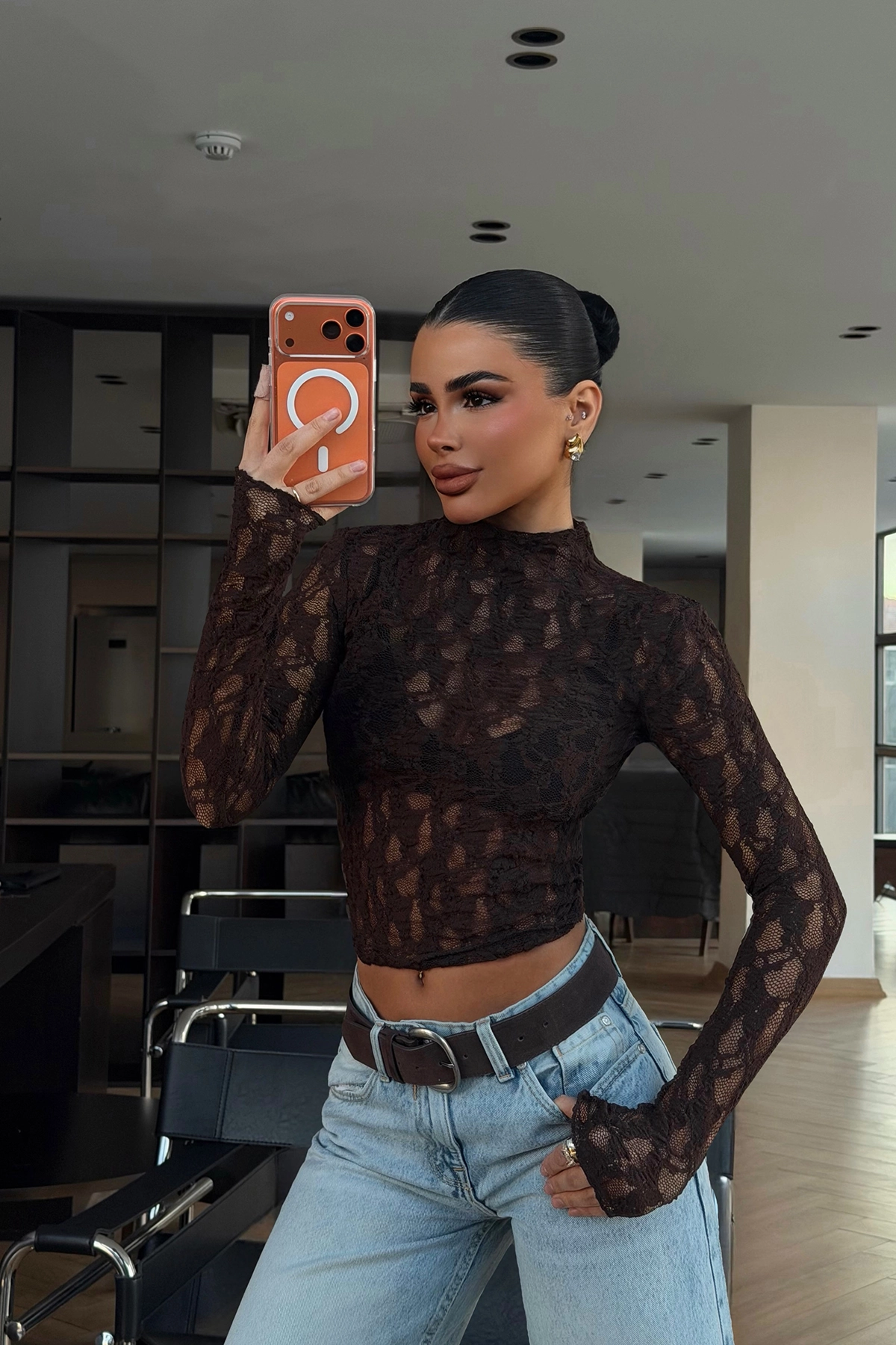 Siyah Çiçekli Dar Kesim Crop Bluz Uzun Düz Kollar