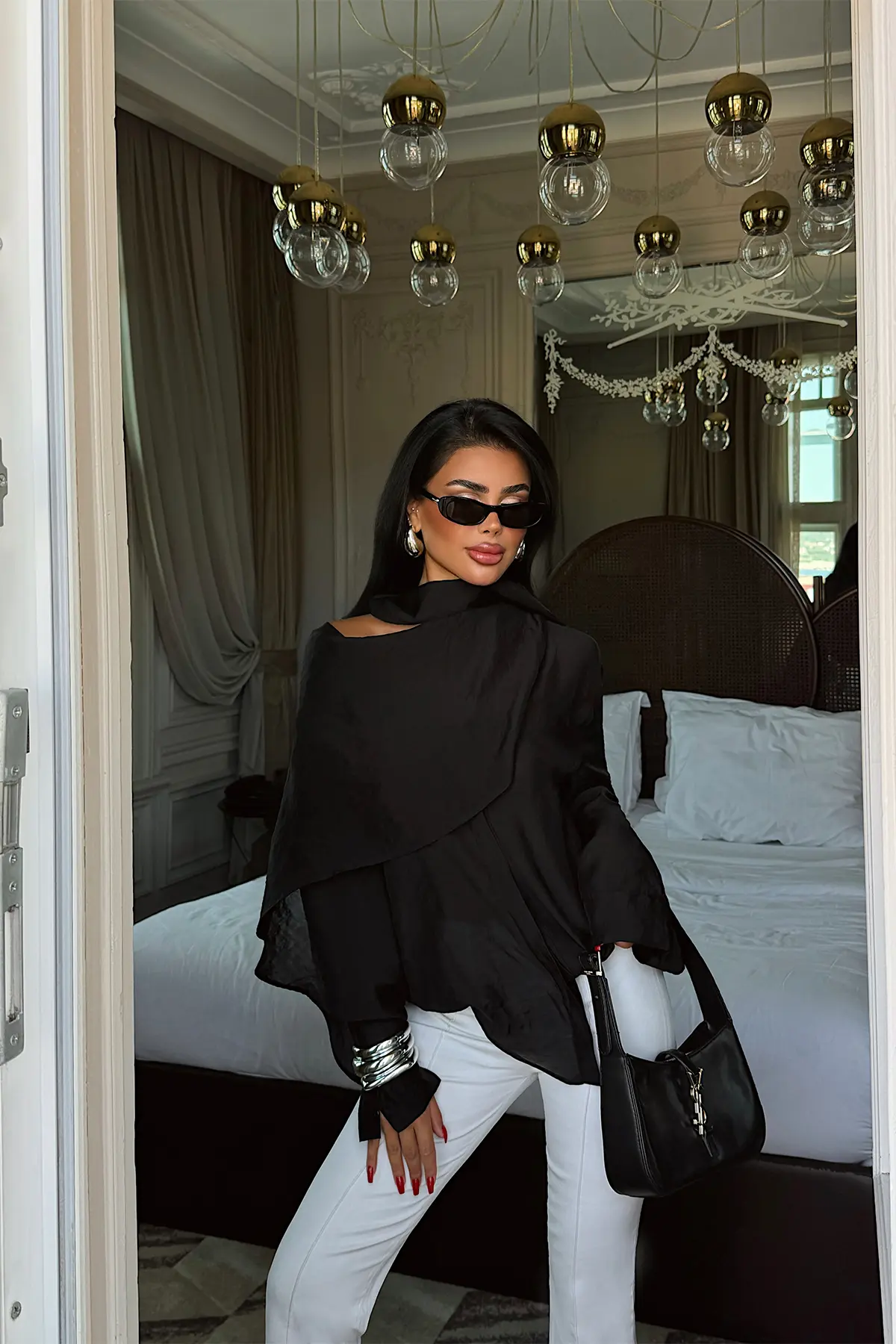 Siyah Zarif Glam Bluz Fırfırlı Kollarla