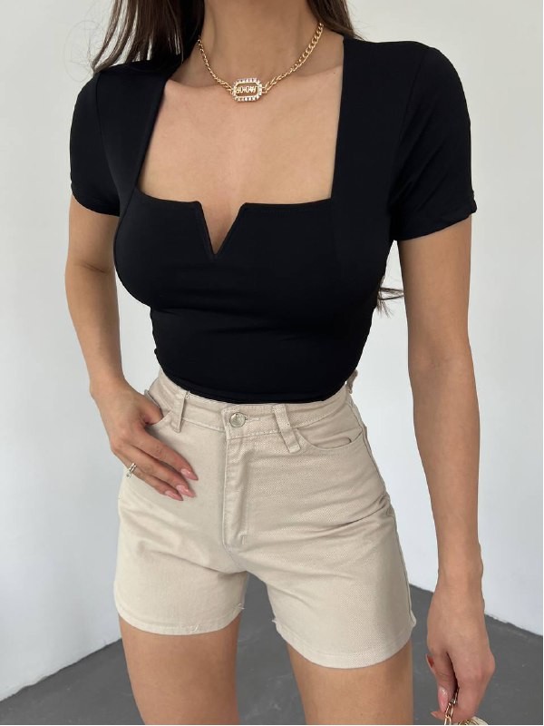 Siyah Dar Kalıp Crop Bluz Çentikli Yakalı