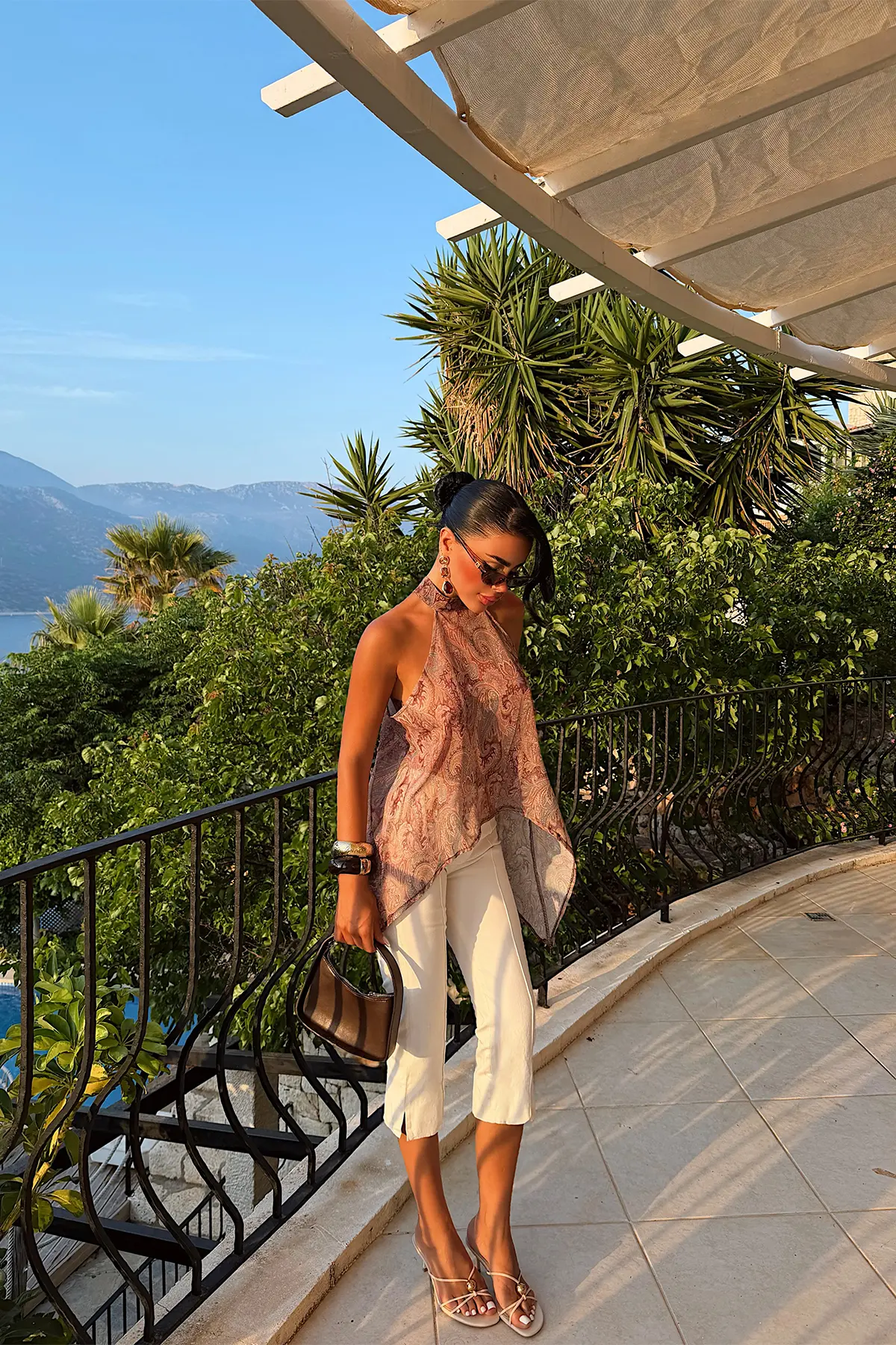 Kahverengi Paisley Kolsuz Halter Yaka Bluz
