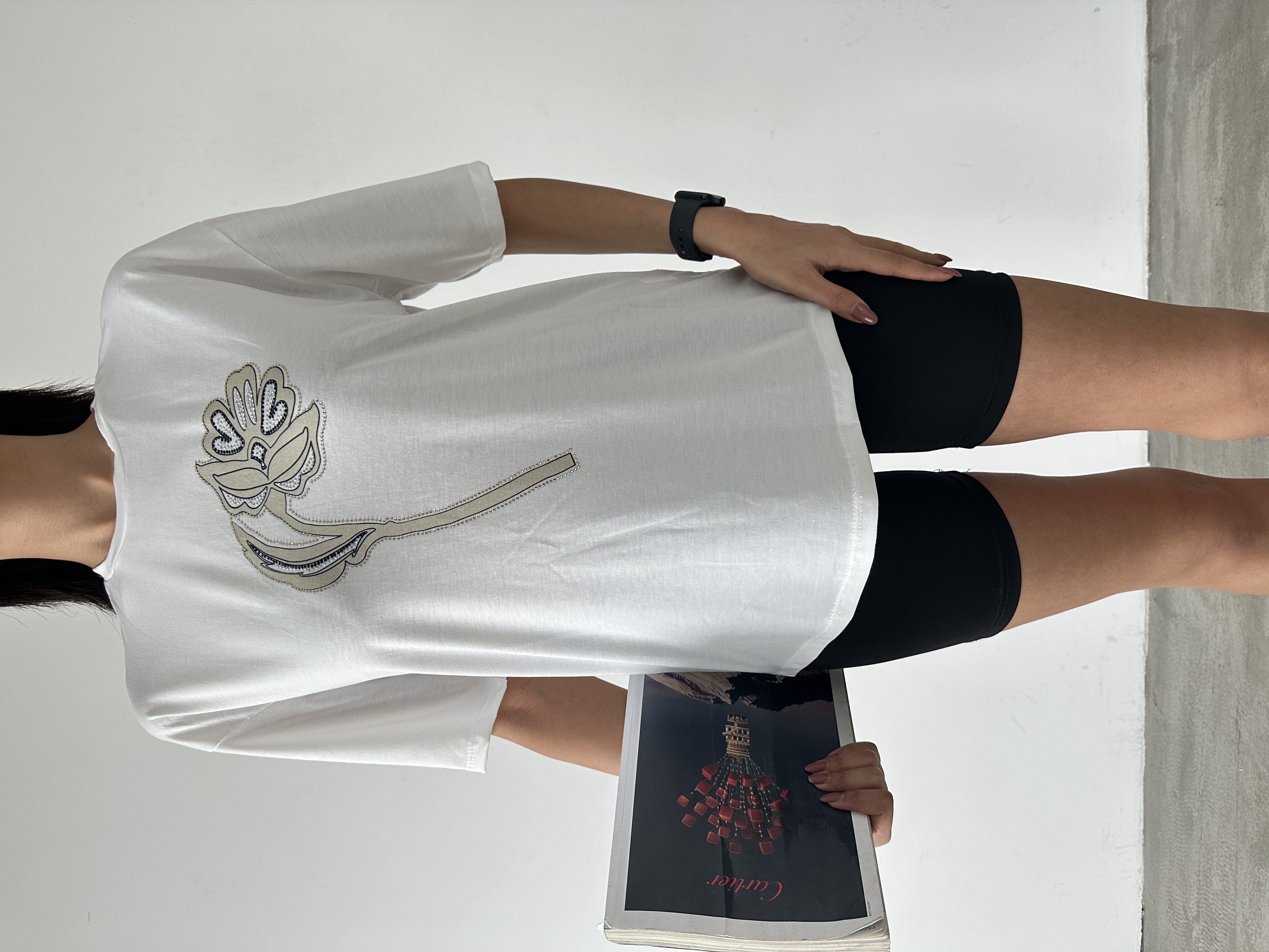 Çiçekli Taş Detaylı T-shirt