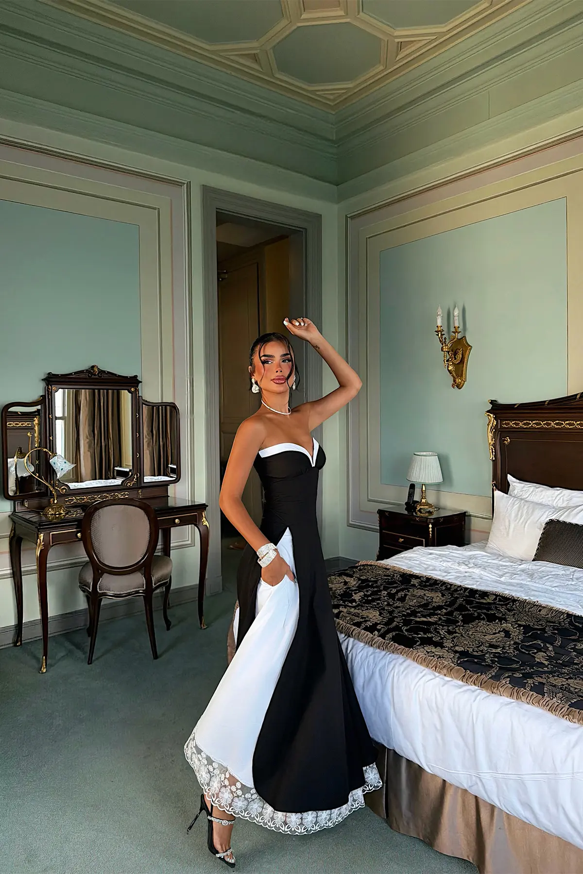 Zarif Siyah Fit & Flare Elbise